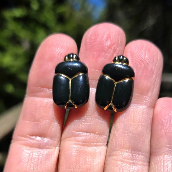 Black Porcelian & Gold Scarab Screw On Vintage Earrings - Picture 1 of 7